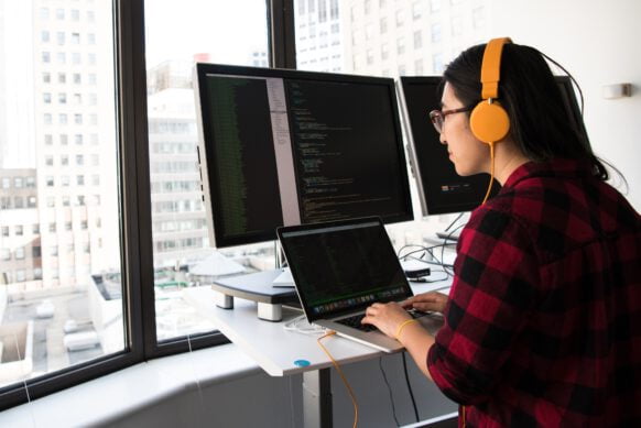 programator scriind cod la laptop