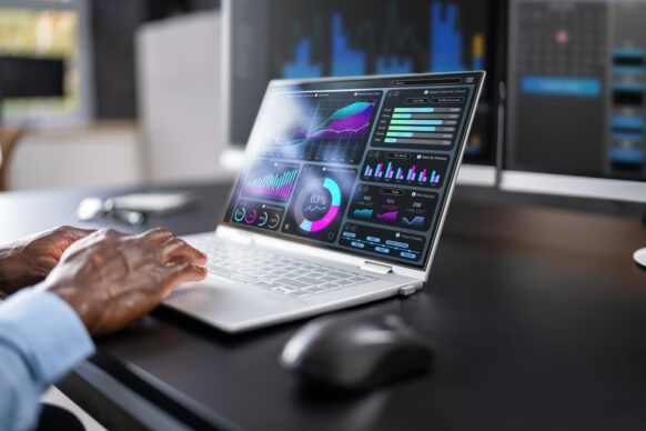 data analyst (analist de date) lucrand cu date la un laptop
